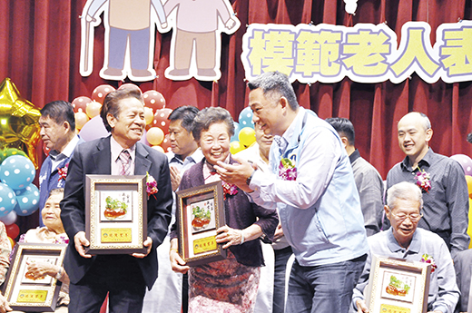 金門縣長楊鎮浯昨頒獎表揚全縣十四位模範老人並獻上祝福。(楊水詠攝)
