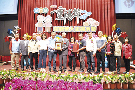 金門縣長楊鎮浯昨頒獎表揚金城的全縣模範老人及祝重陽節快樂。（楊水詠攝）