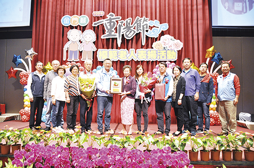 金門縣長楊鎮浯昨頒獎表揚金湖的全縣模範老人及祝重陽節快樂。（楊水詠攝）