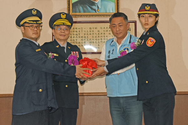 在縣長楊鎮浯(右二)主持、警察局長蔡祥春(左二)監交下,新任金城分局長胡淑淨(右一)接篆履新。(莊煥寧攝)