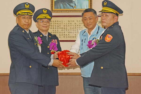 在縣長楊鎮浯主持、警察局長蔡祥春監交下,新任金湖分局何明祥(右一)走馬上任。(莊煥寧攝)