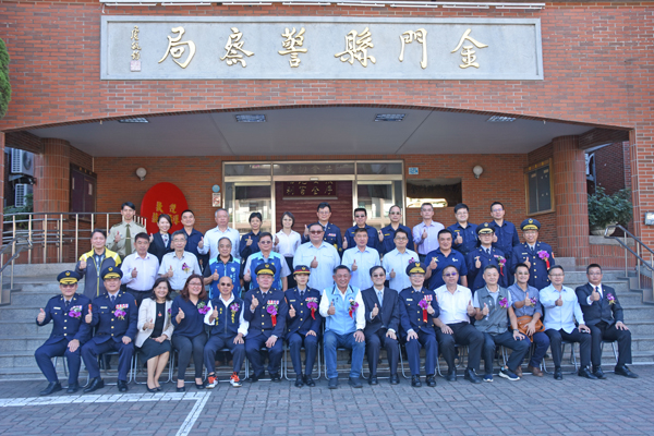 聯合交接典禮後,於警察局大門口合照。(莊煥寧攝)