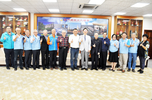 僑委會委員長童振源昨天拜會金門縣長楊鎮浯，並就加強金僑聯繫與業務交換意見。（楊水詠攝）