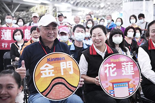 縣長楊鎮浯今(27)日展開縣長任內的首次花蓮包機直航之行,率領縣府團隊與鄉親赴花蓮,受到花蓮縣長徐榛蔚熱烈歡迎。(照片由金門縣政府觀光處提供)
