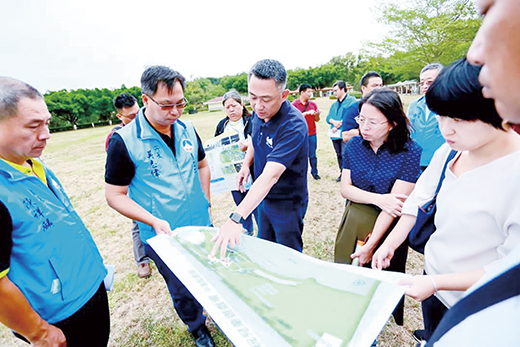 縣長楊鎮浯日前偕團隊幹部前往莒光湖畔,聽取養工所共融式遊戲場統包工程設計成果,全案將朝多元友善環境方向規劃,並在近期開工。(養工所提供)