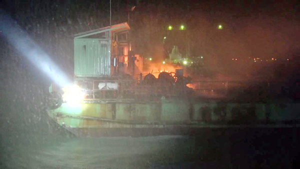 一艘金門大橋工作船失火，金門海巡隊緊急前往滅火。（海巡隊提供）
