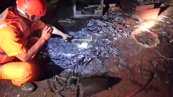 一艘金門大橋工作船失火,金門海巡隊緊急前往滅火。(海巡隊提供)