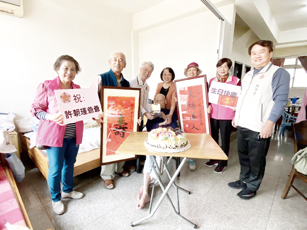 八二三金馬自衛隊榮民許朝瑾百歲壽辰，金門榮服處前往祝壽。（金門榮服處提供）