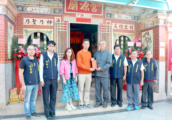 金門縣議員李應文、王秀玉昨聯袂前往營源廟參拜，並致贈爐敬金。（議會提供）