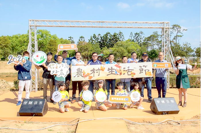 「農村生活節」市集活動，昨日上午在林務所小木屋廣場熱鬧登場。
（林務所提供）