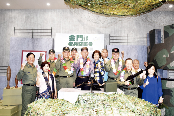 曾任陸軍「登步部隊」南雄師長、澎防部司令退役的羅吉源中將，昨帶領老兵團重返英雄島。（翁維智攝）