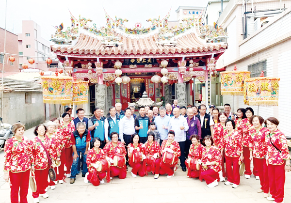 台灣媽祖聯誼會榮譽會長顏清標率員走訪金門南門天后宮等各地媽祖廟參拜交流。（李金鎗攝）