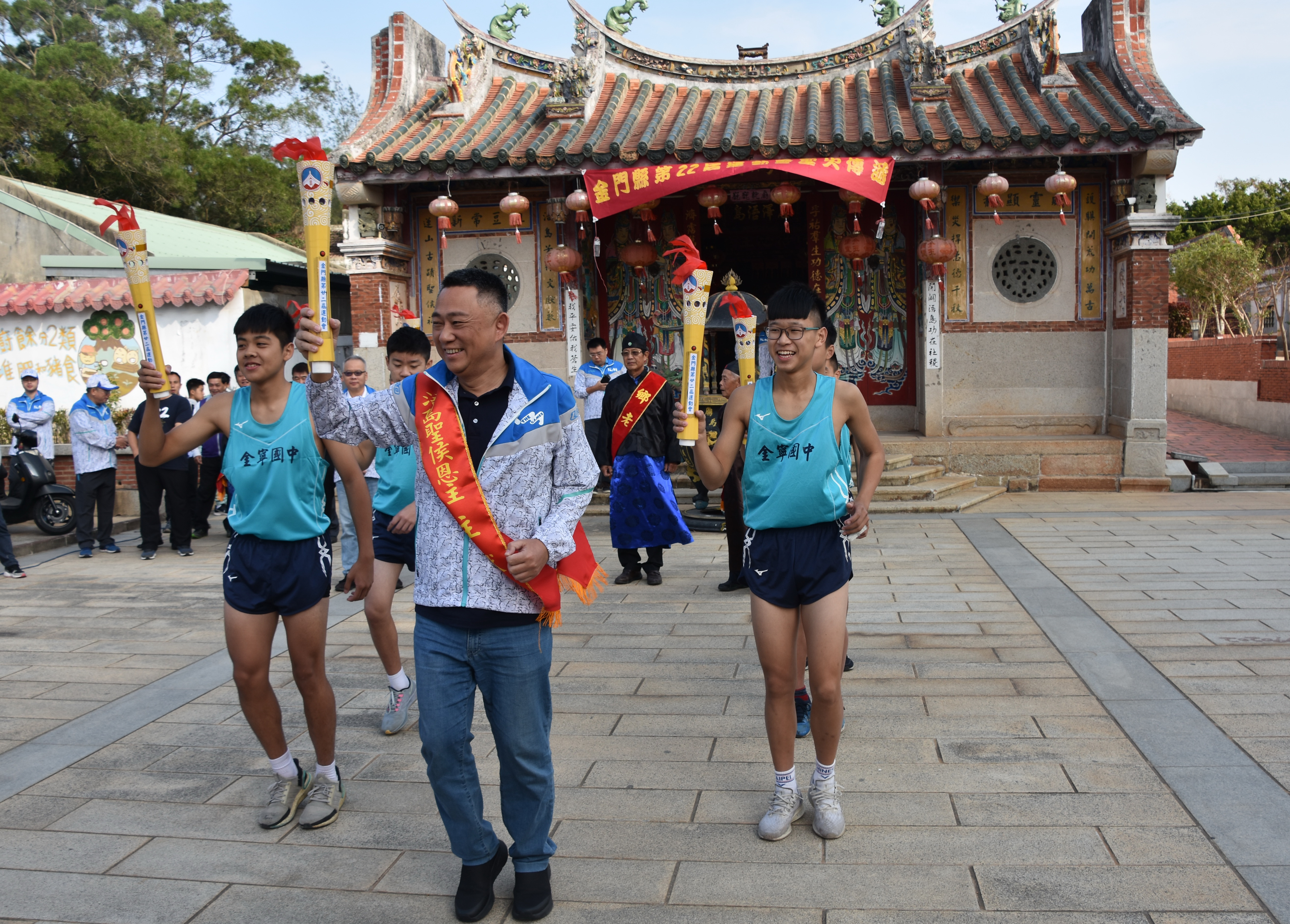 縣長楊鎮浯請引聖火後點燃給聖火隊，展開五鄉鎮的聖火傳遞。
（莊煥寧攝）
