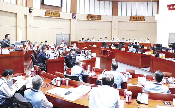 金門縣議會議長洪允典昨主持議會第七屆第四次定期會第一會次議程。（楊水詠攝）