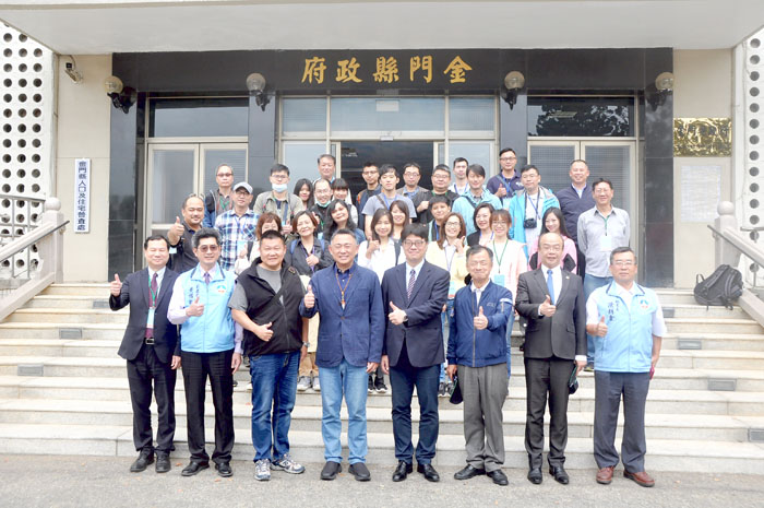 大陸委員會副主委邱垂正、海基會主任秘書彭顯鈞，昨日帶領「兩岸新聞國內外媒體記者」一行，抵金展開三天二夜金門參訪行程，受到金門縣長楊鎮浯、副縣長黃怡凱等熱烈歡迎。（李增汪攝）