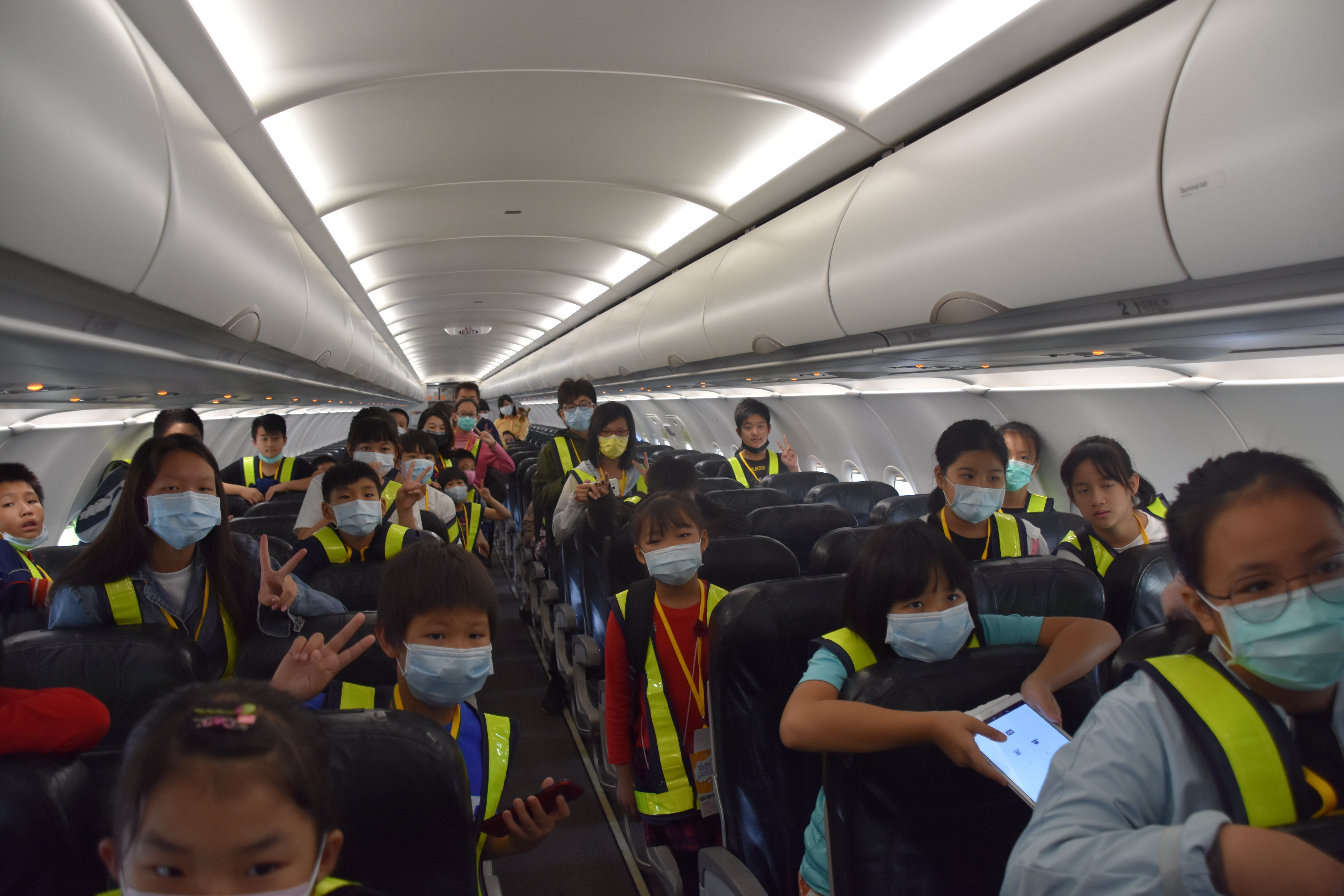 學員也登上台灣虎航A320客艙認識客艙組員的工作內容。(李金鎗攝)