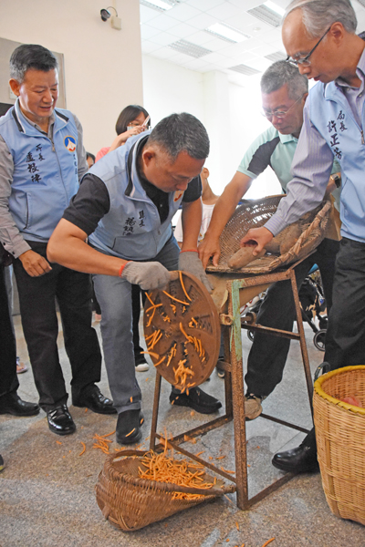 縣長楊鎮浯體驗安籤製作。(陳麗妤攝)