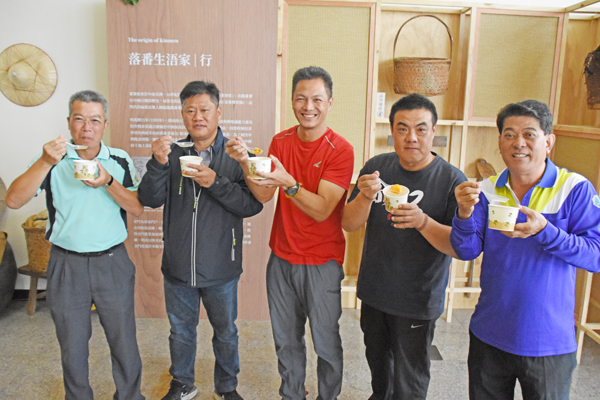 與會貴賓回味金門道地佳肴-安籤(地瓜)湯。(陳麗妤攝)