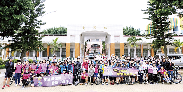 金鼎國小五年級50位學童在班導師及金鼎團隊教師群的帶領下進行單車體驗戶外課程。（李金鎗攝）