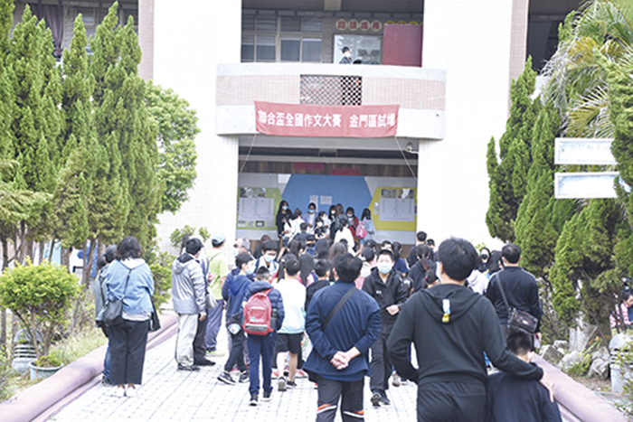 聯合盃第14屆全國作文大賽金門區初賽昨在金城國中登場，教育處長羅德水在聯合報教育事業部總監羅湘倫等人陪同下，到場為考生們加油打氣。（翁維智攝）