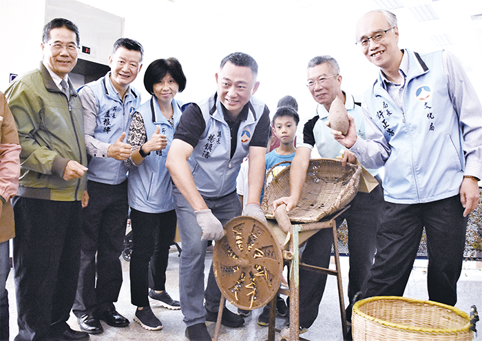 縣長及與會貴賓體驗安籤製作。（陳麗妤攝）