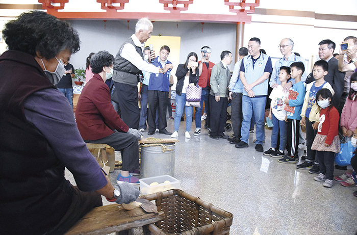 黃振良老師導覽介紹、社區民眾操作示範安籤、安脯等製作。（陳麗妤攝）