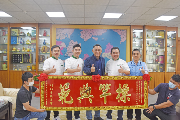陳金福食品股份有限公司負責人陳金福(右2)為金門老字號「名記貢糖」第三代傳人,被媒體美稱為金門貢糖達人。(翁維智攝)