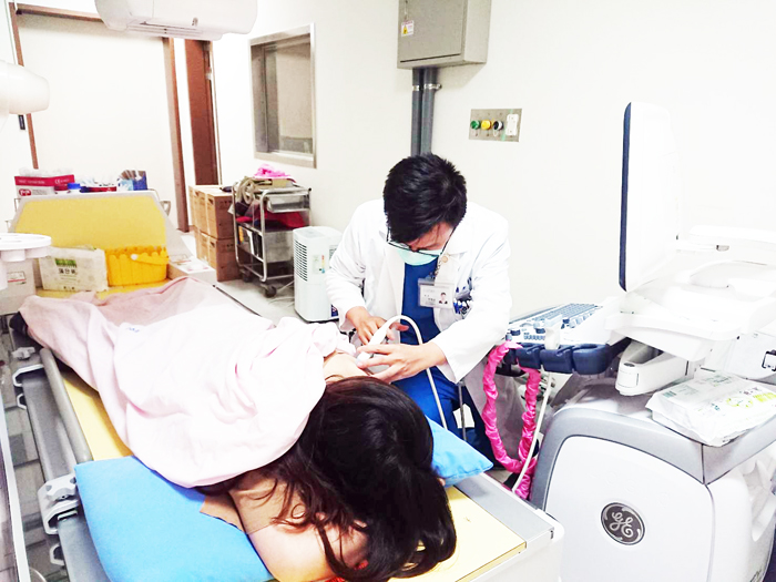 楊肅奇醫師為病患看診。（金門醫院提供）