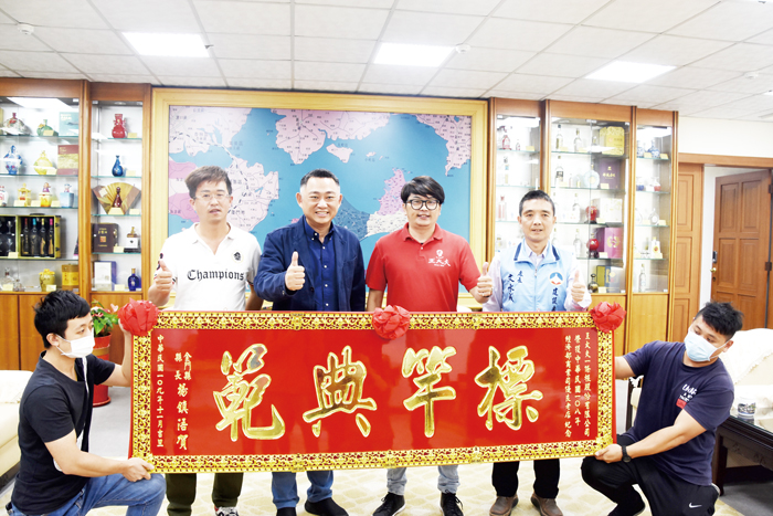 「王大夫一條根」從醫界轉換到商業界，楊鎮浯肯定該店負責人王建順（右2）為老店追求創新所做的努力。（翁維智攝）