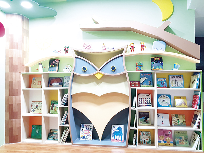 國際扶輪社3481地區第三分區社員贊助古寧國小幼兒園圖書角落。（李金鎗攝）