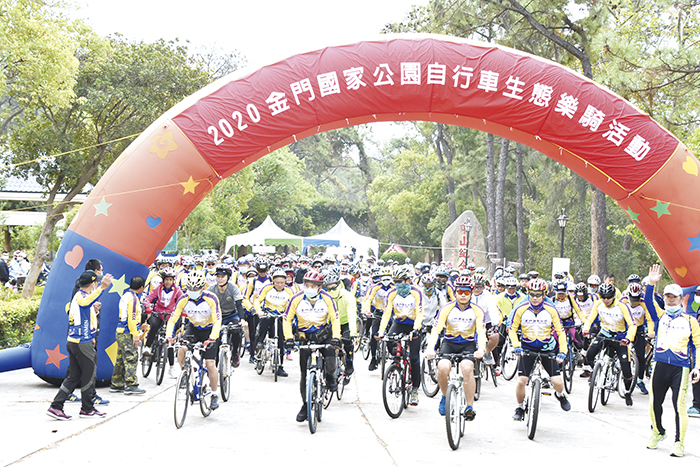 車友環島騎行美麗金門，享受踏騎樂趣。（李金鎗攝）