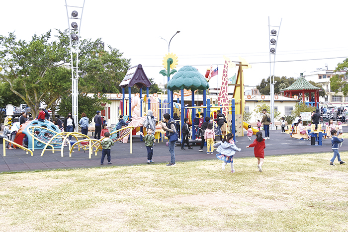 兒童喜愛的長頸鹿樂園吸引親子開心共遊。（莊煥寧攝）