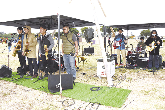 現場也邀請樂團表演，帶來聽覺的舒適享受。（莊煥寧攝）