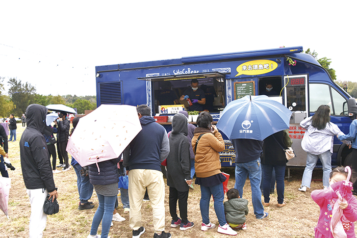 活動中來自台灣的餐車吸引民眾大排長龍購買。（莊煥寧攝）