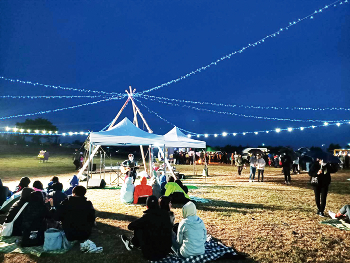 HOPE後浦草地野餐音樂節在莒光湖畔舉辦，林務所配合金城鎮公所進行環境佈置，將許多廢棄的材料做成燈光架、椅子，活化再利用。（金城鎮公所提供）