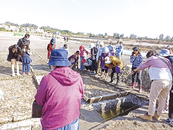 金門縣文化局結合社區民眾舉辦的「大家來考古、一起做鹽畫」活動，昨日在西園鹽場遺址登場。（金門縣文化局提供）