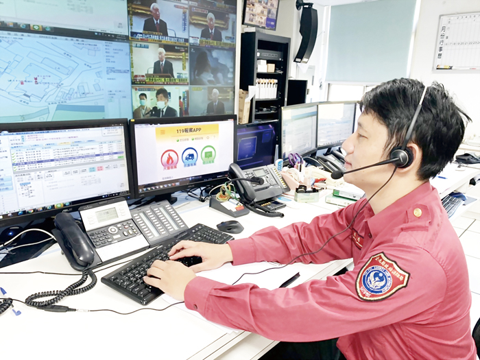 消防局指揮中心人員電話引導民眾下載操作消防署「119報案APP」。（消防局提供）