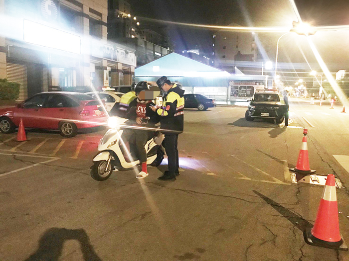 金門縣警局加強晚上臨檢勤務，成效頗豐，未來也將不定期查緝，以維用路人安全。（金門縣警察局提供）