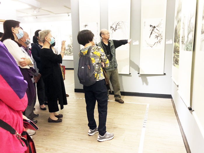 「江山如畫—金津名家彩墨展」，集金門和天津水墨畫畫家作品於文化局展出，日前由水墨畫協會理事長楊誠國親自導覽。（文化局提供）