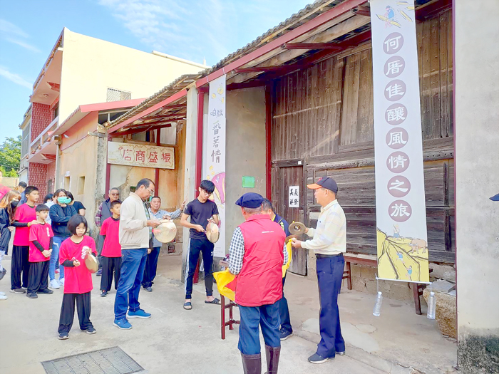 「咱欸番薯情」主題活動，「何厝佳釀風情之旅」15日假何厝及斗門舉辦，何厝社區以鑼鼓迎賓，並帶民眾回味地瓜酒製作，品嚐地瓜料理，並重現傳統農村以石輪製作番薯糊的景象。（陳麗妤攝）