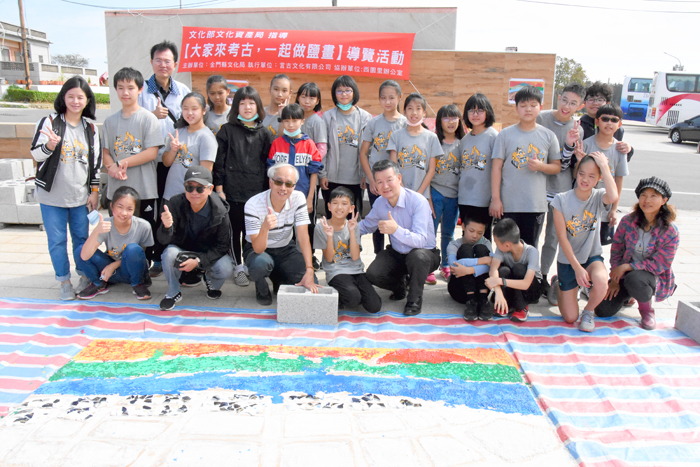 透過創作鹽畫，把西園鹽場美景創作成藝術品，讓活動不只是文化、教育功能，更增添創作的樂趣。（陳麗妤攝）