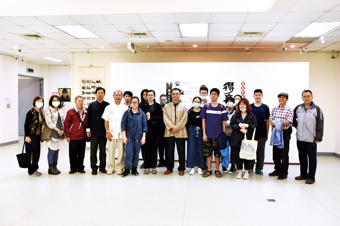 金門大學浯洲書院邀請蕭世瓊博士分享其對書法的研究，並至李奇茂美術館導覽解說展覽中的書法作品特色。
（詹宗翰攝）