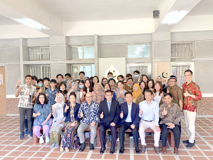 金門大學昨日舉行穆斯林祈禱室揭牌啟用儀式：陳建民、張春亮和師生合影。（許加泰攝）