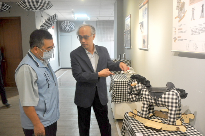 金門縣文化局昨日下午於第一展廳辦理2020金門花帔設計大賽成果展開幕，縣府秘書長陳朝金在文化局長許正芳導覽參觀展出作品。（李增汪攝）