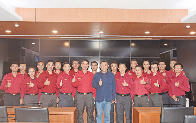 楊鎮浯恭賀獲得晉陞的消防人員，也代表縣府歡迎7位加入消防局的生力軍。（翁維智攝）