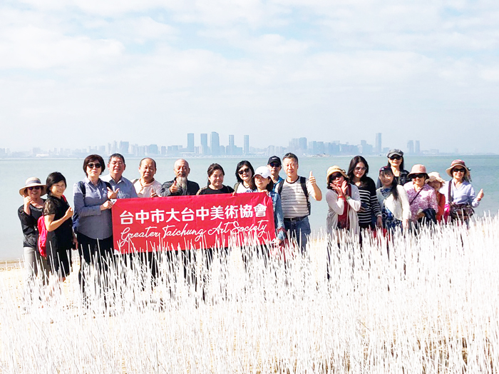 烈嶼鄉代會主席方駿洋（左四）陪同參觀白色秘境藝術季的地景藝術裝置作品。（許加泰攝）