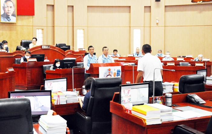 金門縣議會第七屆第四次定期會昨議案讀會，議長洪允典主持會議，議員發言質詢情形。（楊水詠攝）