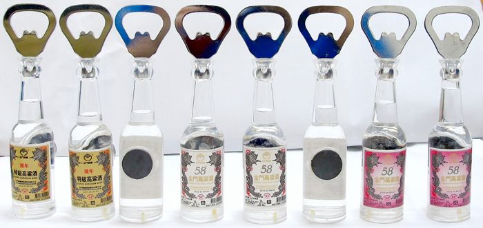 縣警局刑事警察大隊宣布查獲一起侵害金酒商標案，查扣貼有金門高粱酒商標標籤圖樣的5,000餘枚開瓶器、鑰匙圈、磁鐵貼等侵權商品。（縣警局刑大提供）