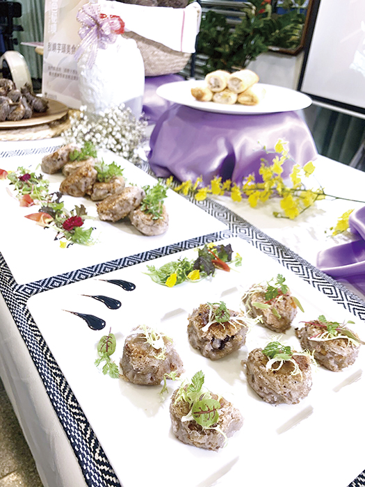 金門縣政府連兩天，邀請國際水準中西餐主廚到烈嶼示範芋頭創意料理，縣府觀光處長丁健剛與代表會主席方駿洋等也到場共襄盛舉。（縣府觀光處提供）