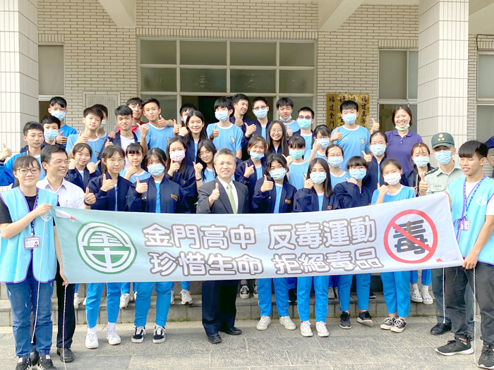 金門高中一年級師生前抵金門地方法院，地院院長莊深淵分別與他們合影留念。（金門地方法院提供）